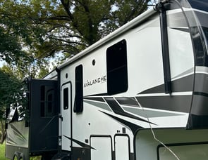 Keystone RV Avalanche 312RS