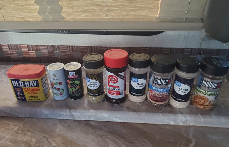 RV is equipped with a variety of cooking seasoning.