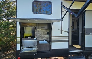 Delivery Only - Huge space 5th wheel