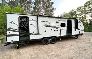 2022 GREY WOLF - PERFECT FAMILY CAMPER, SLEEPS 8