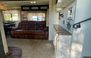 Spacious 42-ft 5th wheel RV