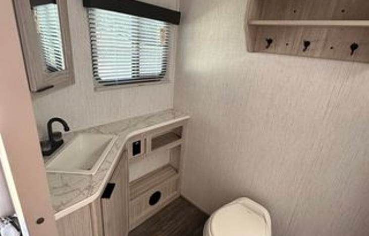 Here you have one of the most need part of the rig. A bathroom with a lot of space!, with a bathroom of this size you can fit up to 6 people!!.