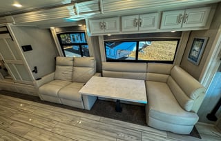 Holiday Rambler Luxury Coach /2 Full Baths & Bunks