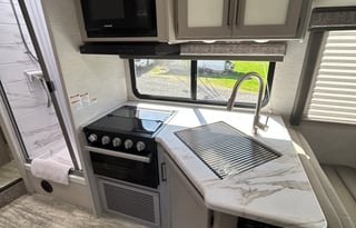 2025 Thor Chateau 30ft. RV -free private shuttle