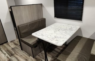 Sleeps 5 With an Electric Fireplace/coffee Maker