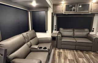 Luxe 2021 Cougar Cove 5th Wheel