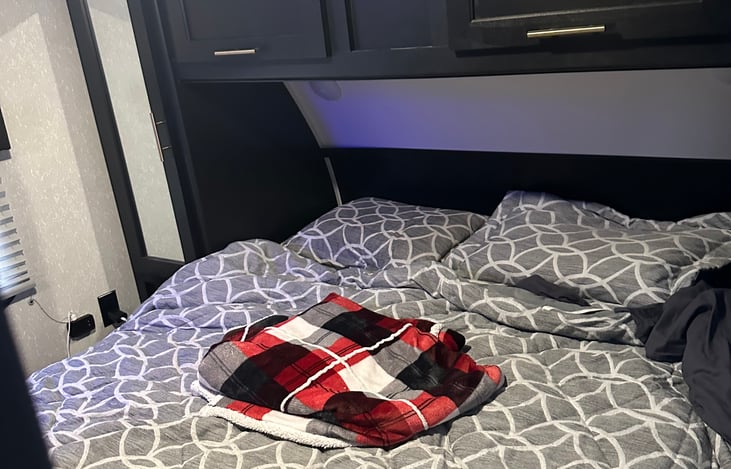 RV Queen size bed Comfy!!