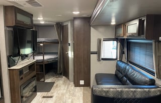 Tons of space/ sleeping option, 1600W solar system
