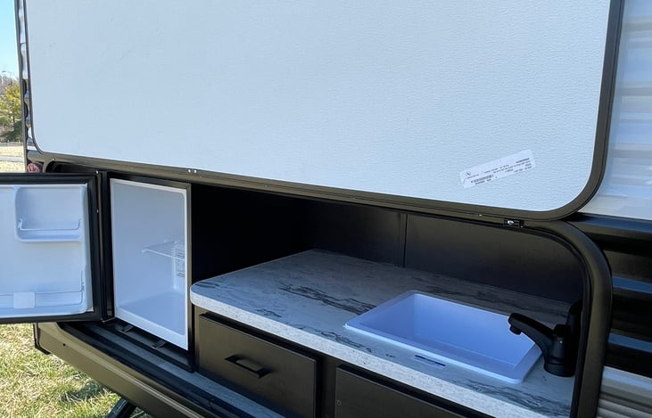 It has an outside kitchen for your drinks and cold snacks.