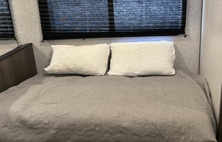 "Vanegas" Modern Private Queen Bedroom  Sleeps 6