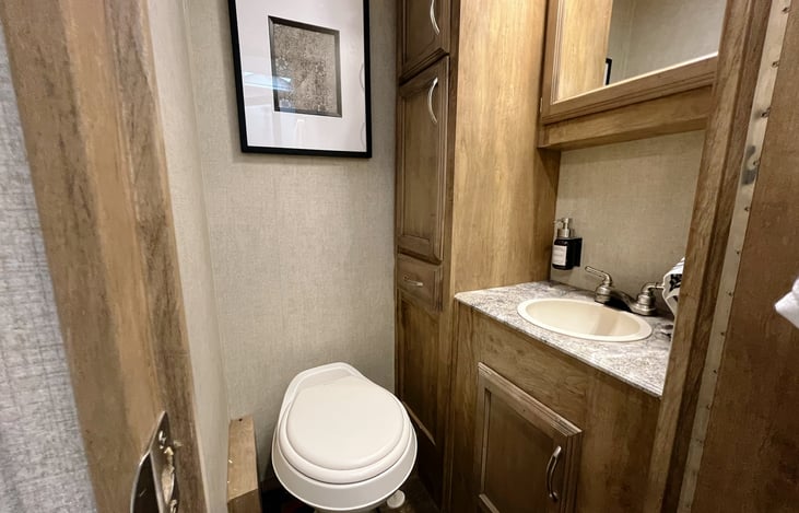 Towels, hand towels and more in the storage cabinets for 8 guests.