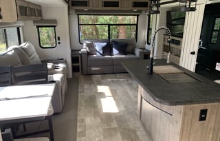 "Anzola" Private Bedroom -  Huge Living /Kitchen