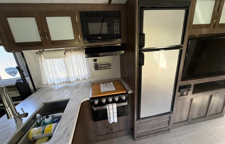 great kitchen layout with everything you'd need and a big fridge for an rv
