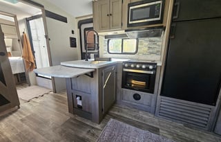 21 Outback Ultra Lite-Half ton / Pet Friendly