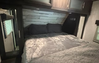 Family Friendly bunkhouse with large couch