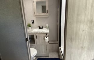 Cozy couples camper 2022 EAST TO WEST Silver Lake