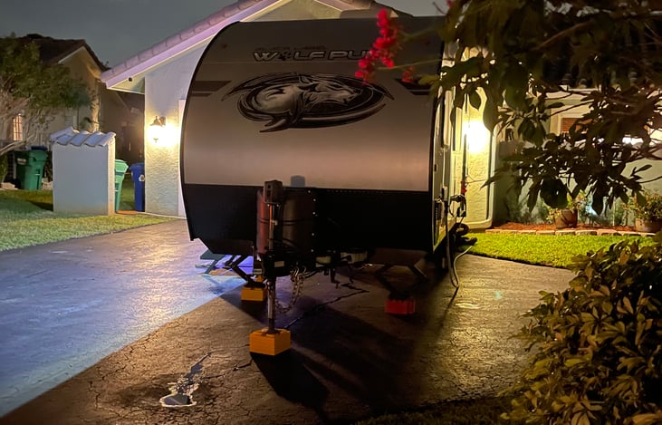 Coral Springs 3 nights extra room for guests - stationary by driveway