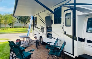 2021 RESORT STYLE RV LIVING !  32 FT Coachman Freelander