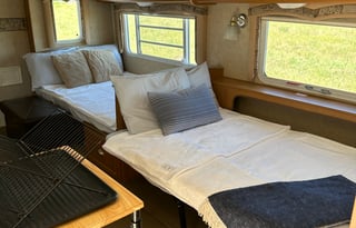 Large Camper - Vacation Ready/Full of Amenities