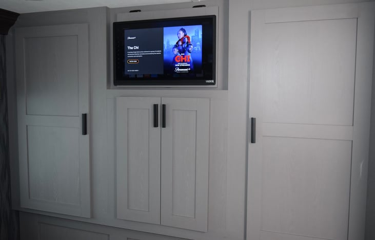 Unpack. Relax. Repeat. 📺👕