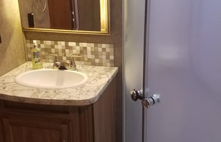 Modern 5th Wheel- ONLY set up on a local campsite