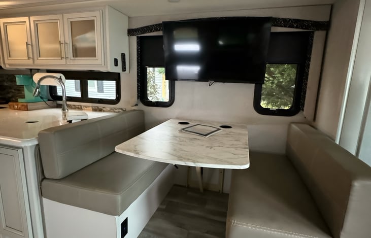 Dinette & TV