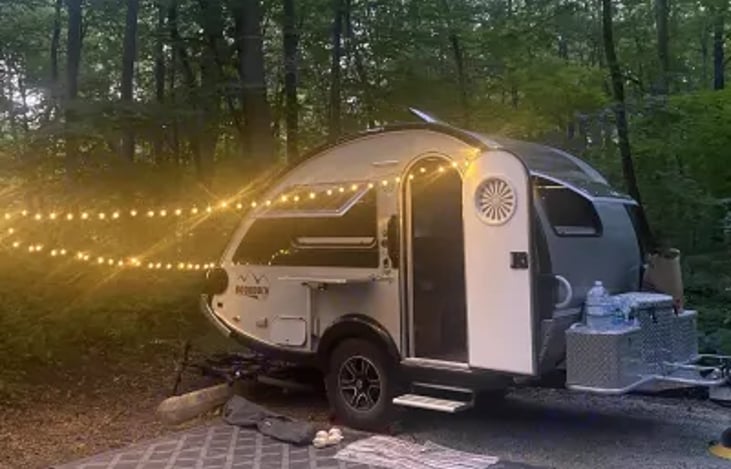 String lights plug into the external outlet to create a nighttime ambiance that is a pleasure to come back to after a day of adventures.