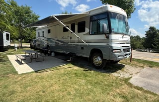 2003 Winnebago Adventurer 38N