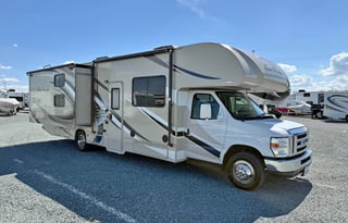 Beautifully maintained & spacious adventure RV