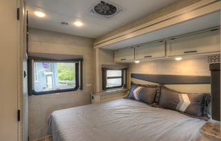 2022 ACE 27 FT Easy to Drive Class A! Sleeps 6-8