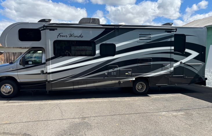 Beautiful Class C RV for rent in the Rogue Valley.
