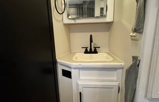 Newly Renovated RV - Minnie - Adventure Machine