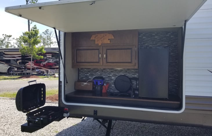 The grill is no longer available due to multiple renters damaging it.