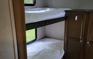 MoJo's 2018 Coachmen Freedom Express 29SE Sleeps 9
