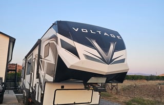The Triton Luxe Lounge-2022 toy hauler