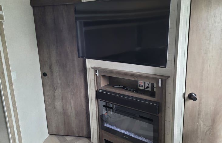 Entertainment/Fireplace