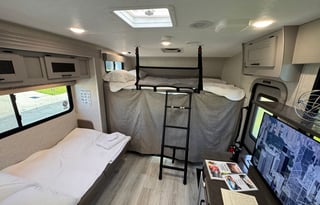 2025 33ft Coachmen 31MB - Sleeps 8