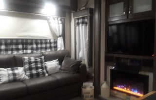 2020 Montana High Country 38' Glamper