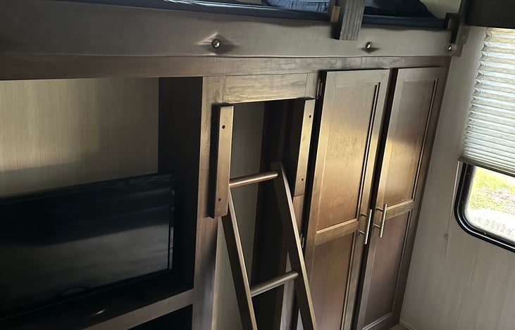 Bunk with ladder/railing. TV/DVD combo.