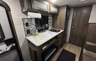 Lightweight, sleeps 6, upgrades! 400W solar system
