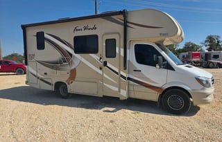 Meet "Lucy" 2018 Thor Four Winds Smtx1826