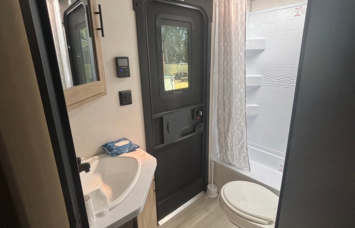 Spacious Bathroom, towels, toilet paper, hand soap and emergency toiletry kits provided