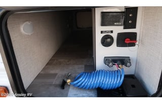 2021 Della Terra 27' sleeps 8 w King Bed