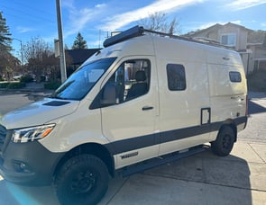 Winnebago Revel 44E