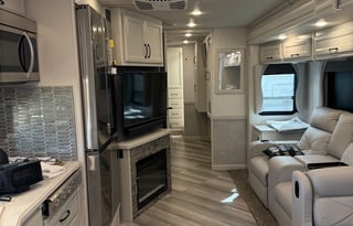 Modern Hill Country Glamping - 2024 Luxury RV