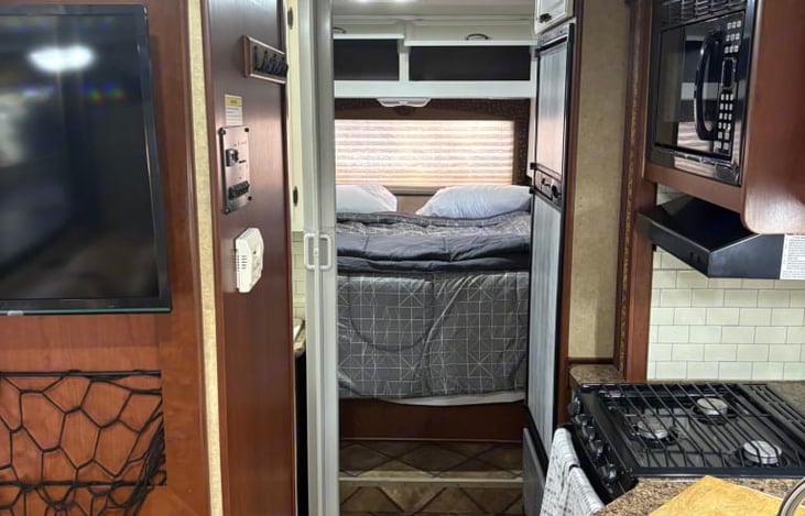 Primary bed room with queen bed