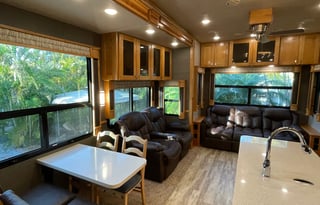 Luxury StationaryRV Retreat-Site included