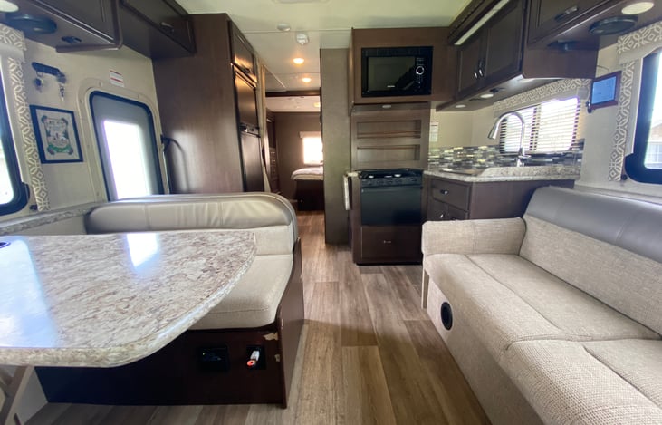 Great living area for family gatherings and relaxed travel!