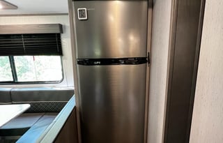 2022 Dutchmen Coleman Lantern - Sleeps 8