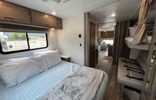 RV Queen's Bunk House!!! Sleeps 8! "Daisy"